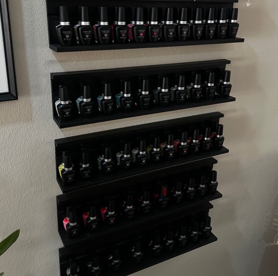 Pared de esmaltes del estudio, con decenas de colores para elegir