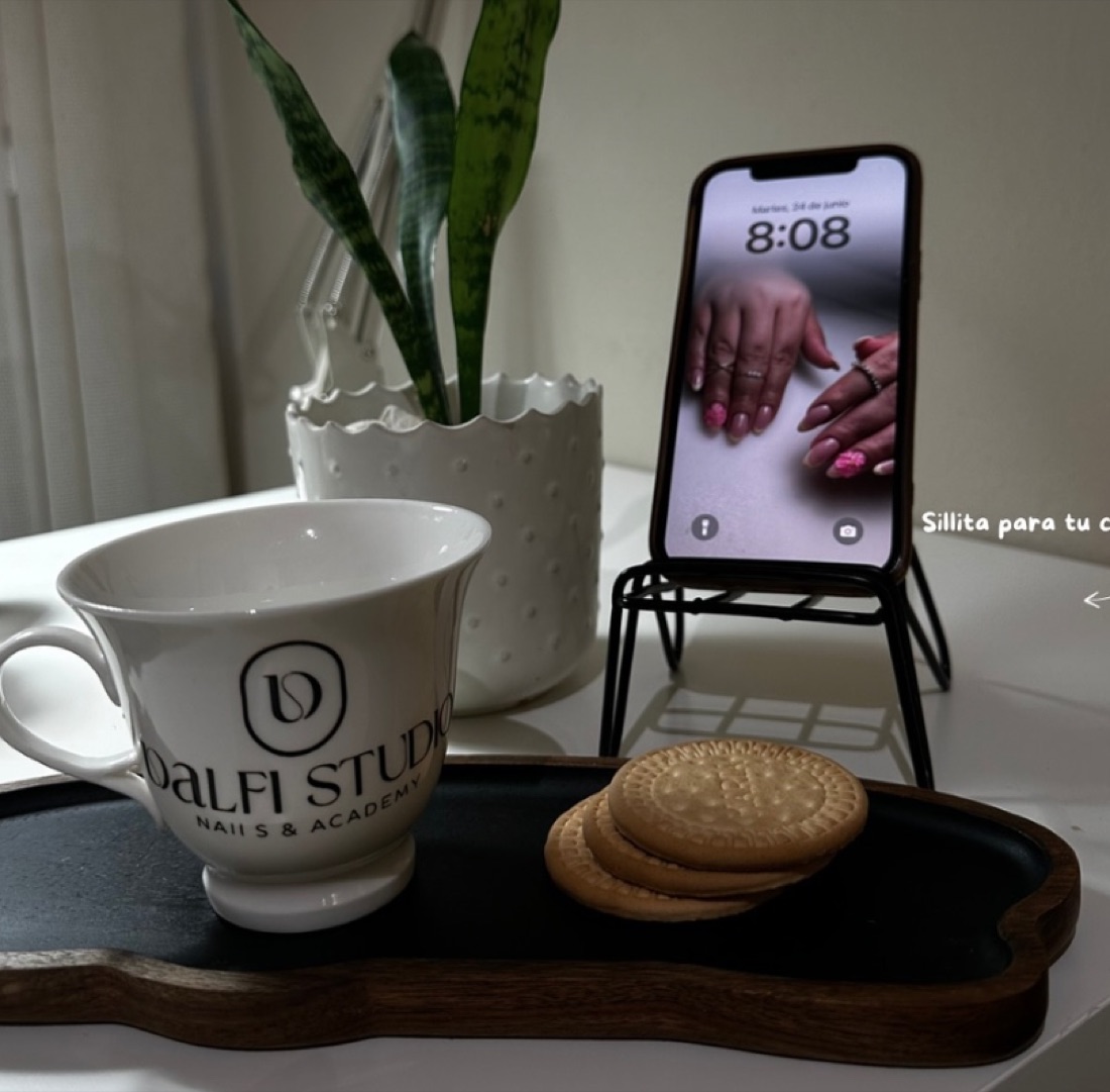 Taza de Dalfi Studio con galletas, en una bandeja de cortesía