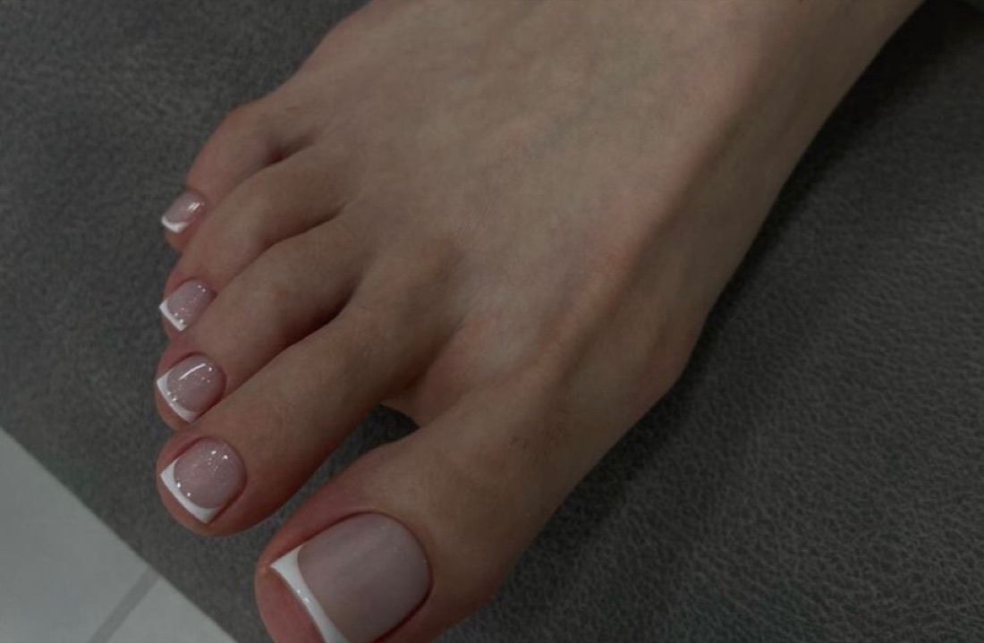 Pedicura francesa con acabado brillante